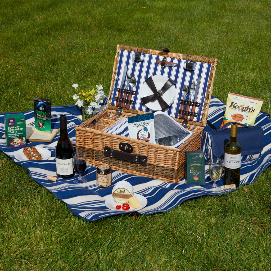Classic Picnic Basket for 4 people with all the works. The perfect gift for a weekend in the park.